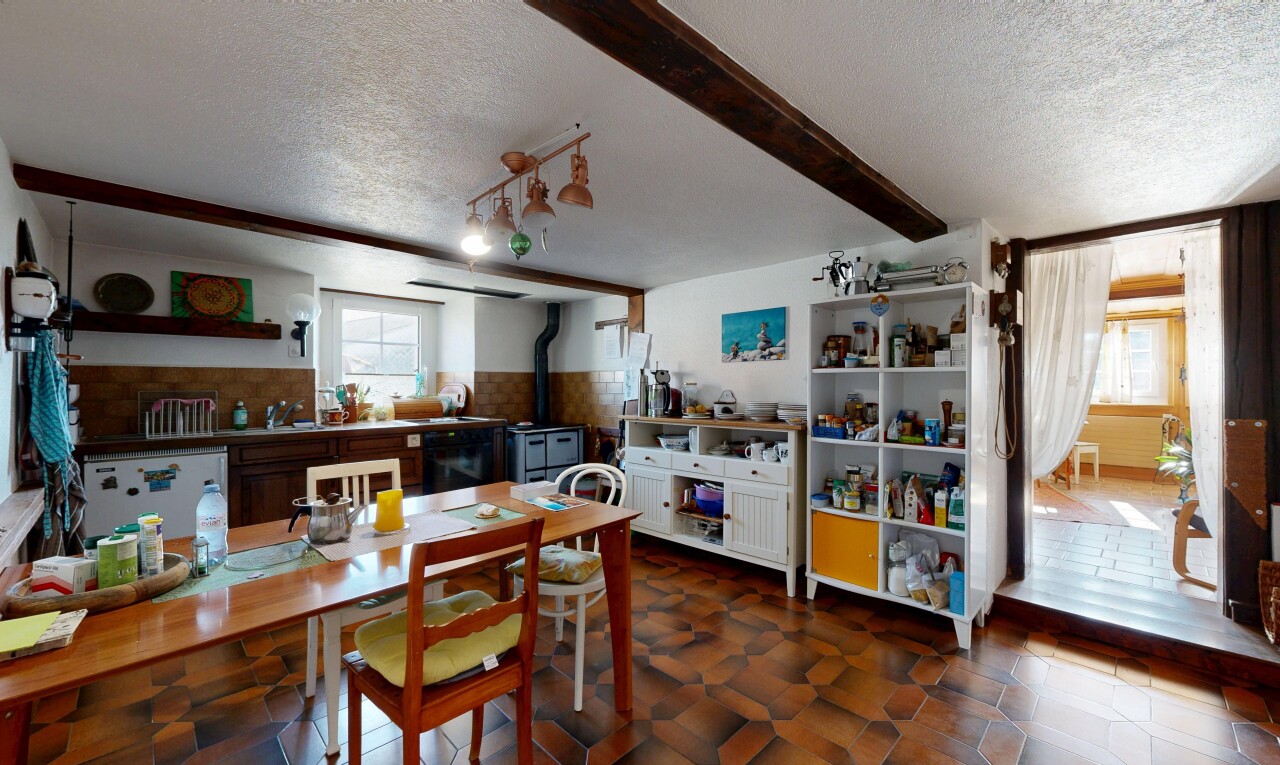 esszimmer mit holzofen, natürliches licht, natural light, inside property, und balkendecke