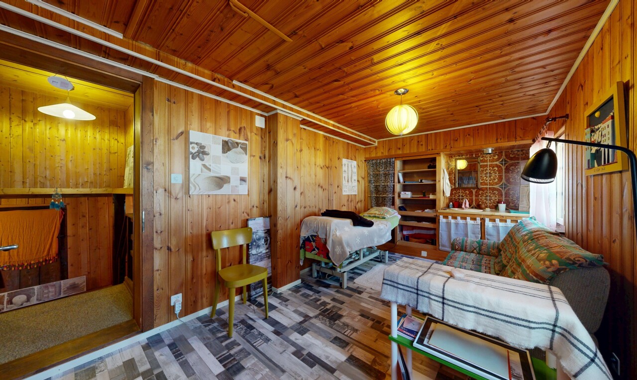 wohn- / esszimmer mit wood wall, holzwand, wood ceiling, holzdecke, und inside property