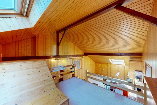 zimmer / schlafzimmer mit dachfenster, wood wall, holzwand, inside property, und beamed ceiling