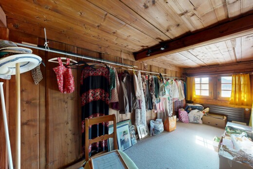 begehbarer kleiderschrank mit teppich, carpet, balkendecke, und beamed ceiling
