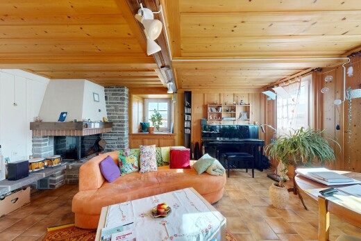 wohnzimmer mit inside property, natürliches licht, natural light, kamin, und holzdecke