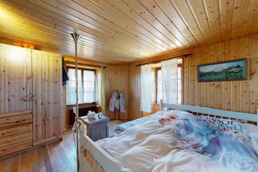 chambre avec wood finish floor, sol en finition bois, natural light, lumière naturelle, et wood wall