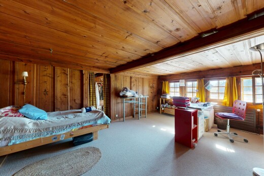 chambre avec moquette, carpet, inside property, mur en bois, et wood wall