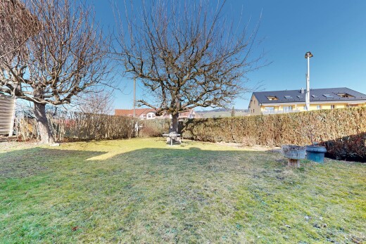 jardin avec pelouse, clôture, day time, et from property
