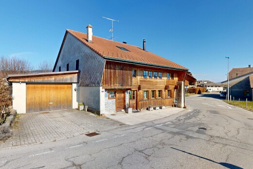 außenansicht mit day time, auffahrt, property visible, und garage angeschlossen