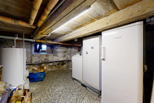 cuisine avec chauffe-eau, inside property, réfrigérateur, sous-sol, et lave-linge et sèche-linge