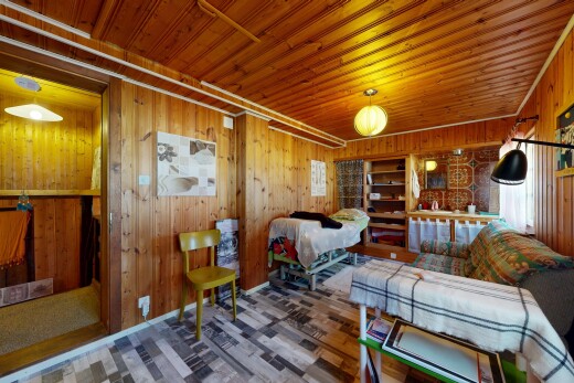 wohn- / esszimmer mit wood wall, holzwand, wood ceiling, holzdecke, und inside property