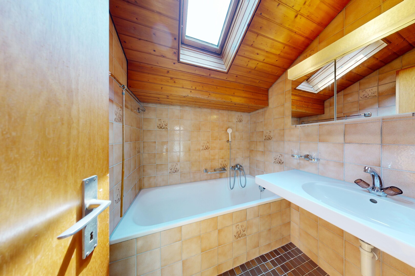 bad mit tile wall, fliesenwand, komplettes badezimmer, bad, und wood ceiling