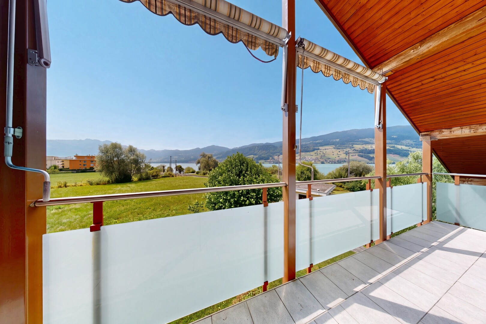 balkon mit view focus, mountain view, blick auf die berge, und day time