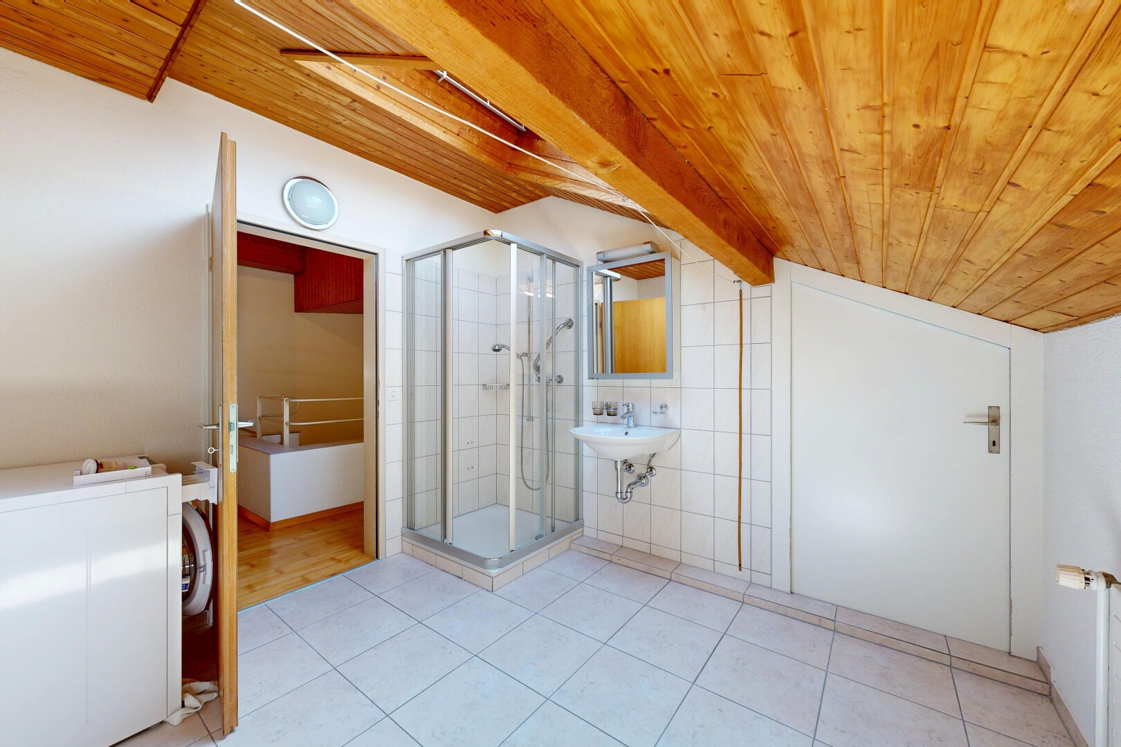 bad mit high end ceiling, dusche, drywall, gipskartonwand, und komplettes badezimmer