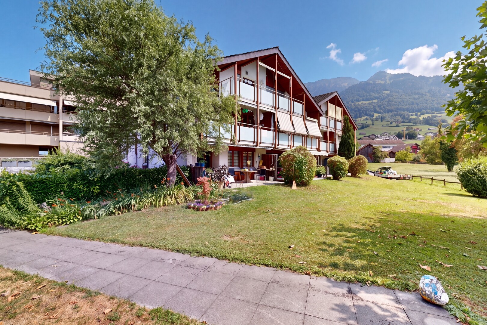 außenansicht mit rasen, balkon, und day time