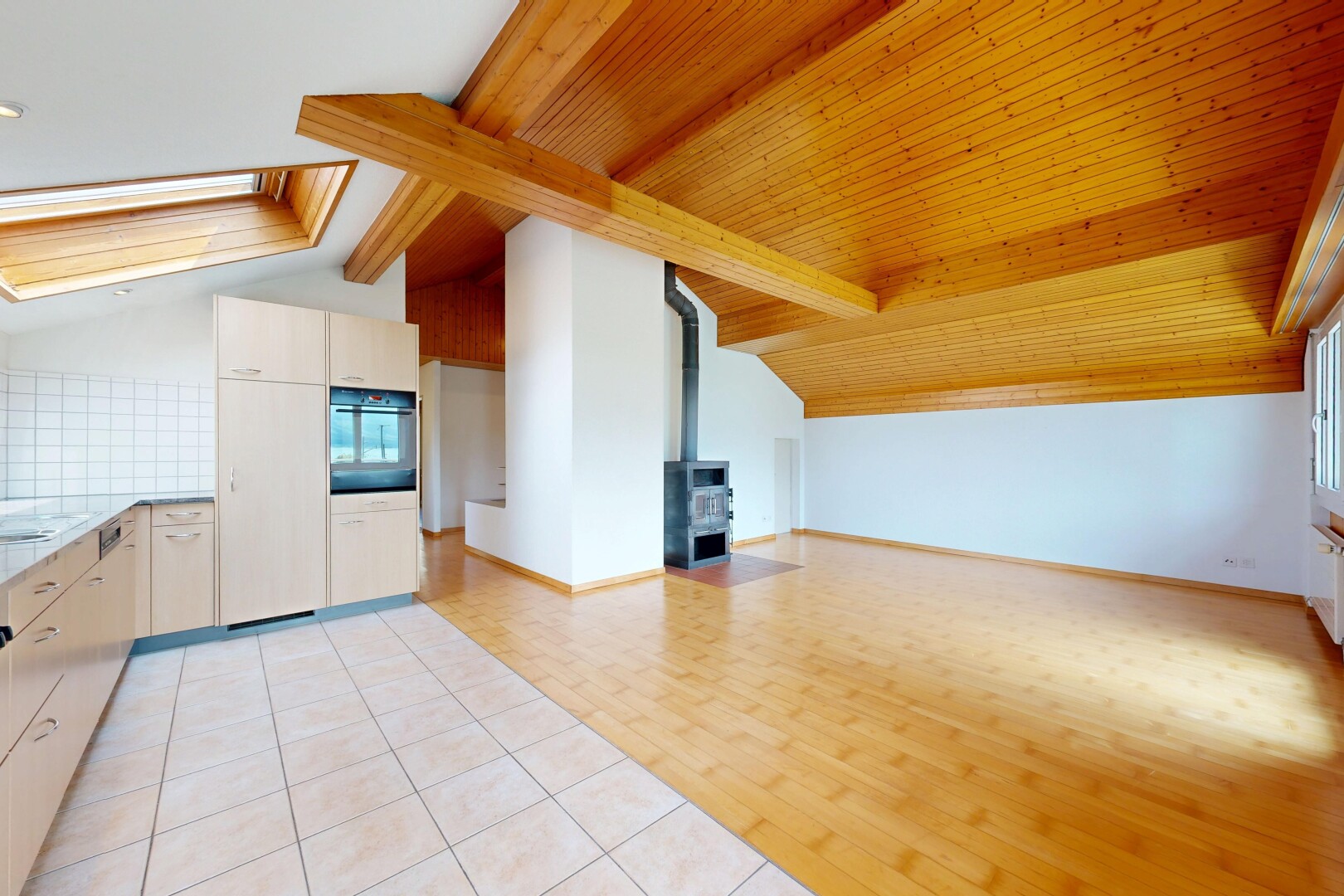 küche mit opens to living area, öffnet sich zum wohnraum, vaulted ceiling, dachschräge, und drywall