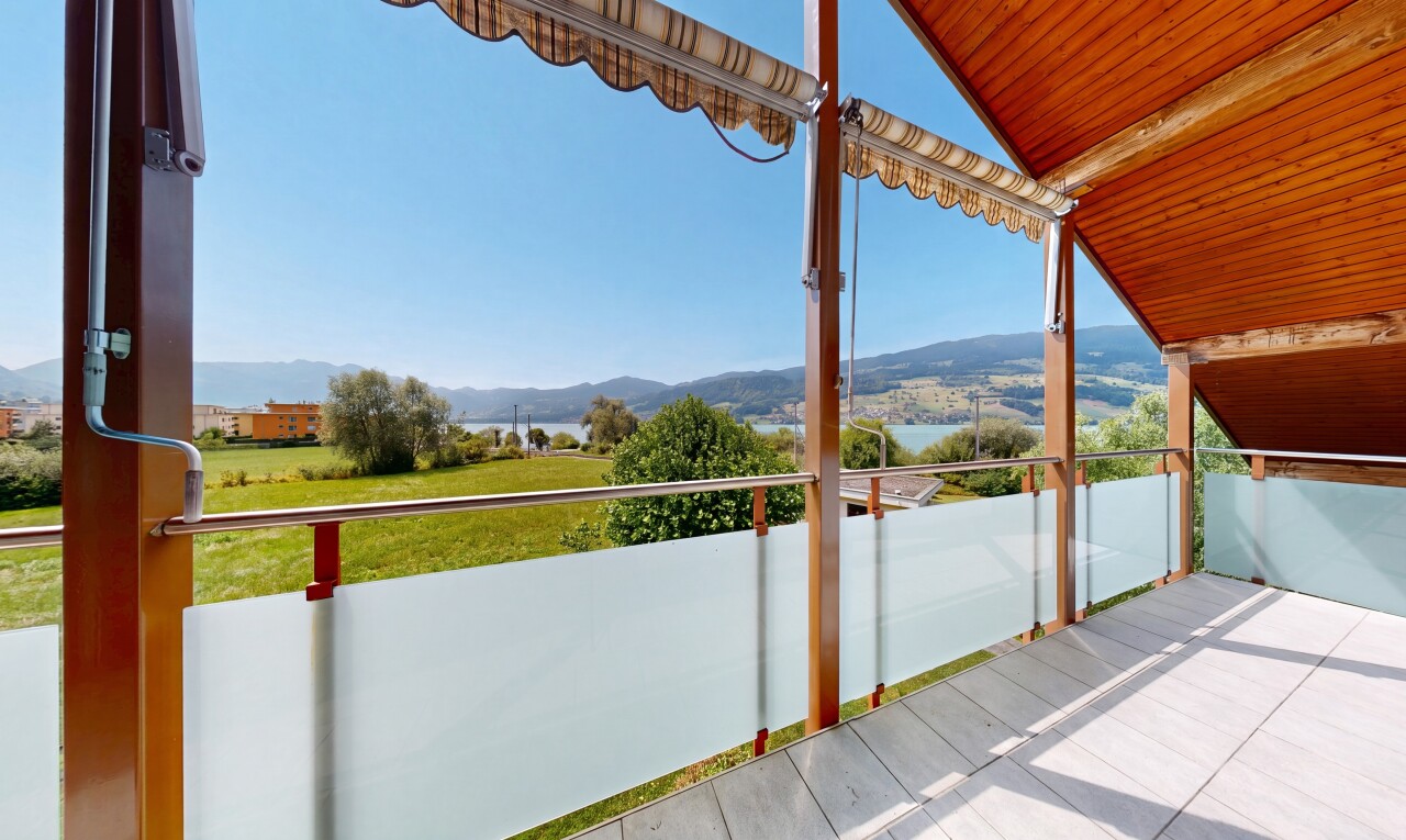 balkon mit view focus, mountain view, blick auf die berge, und day time
