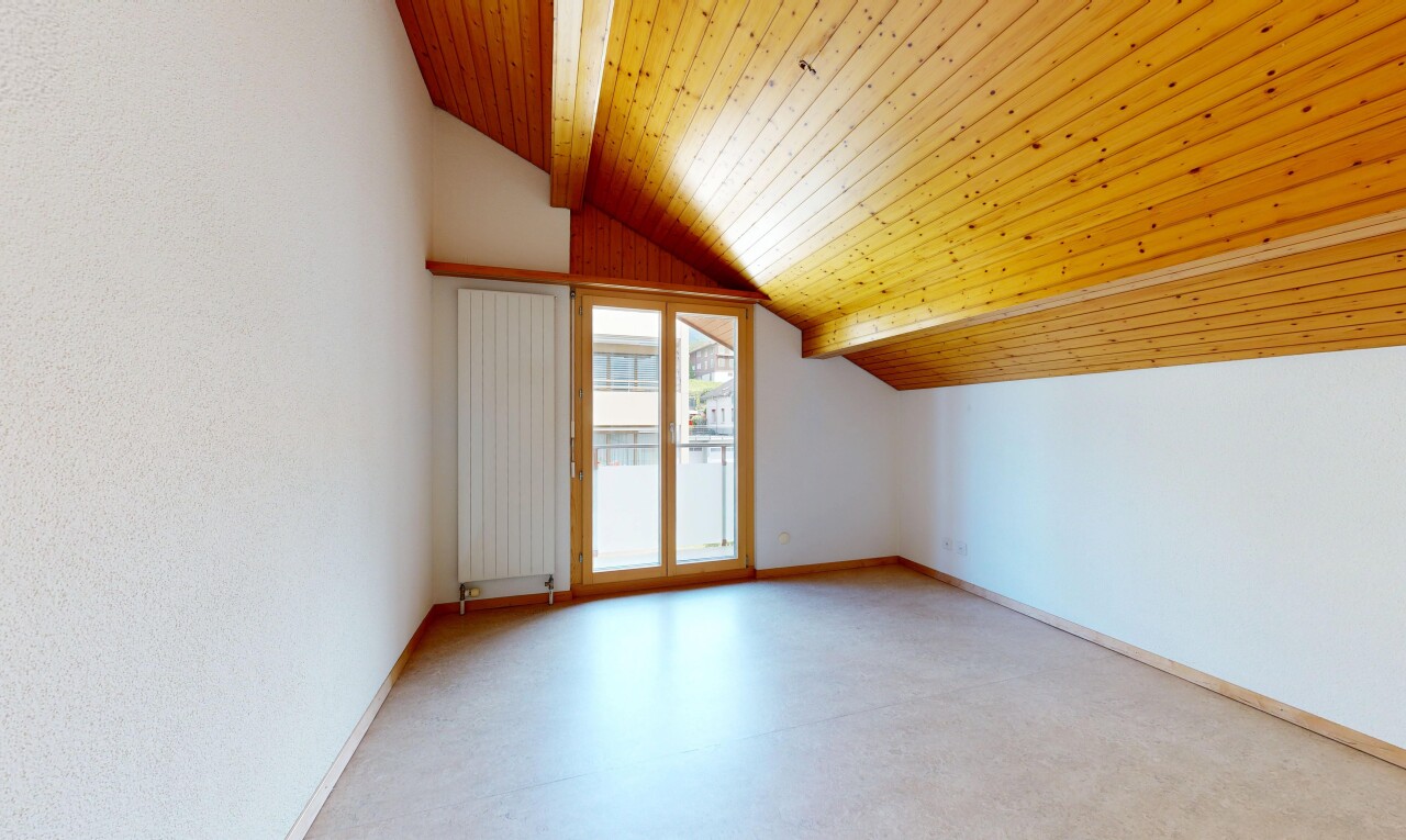 leerer raum mit vaulted ceiling, dachschräge, high end ceiling, inside property, und wood ceiling