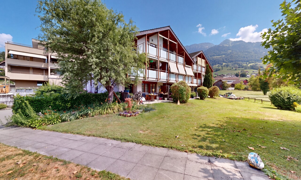 außenansicht mit rasen, balkon, und day time