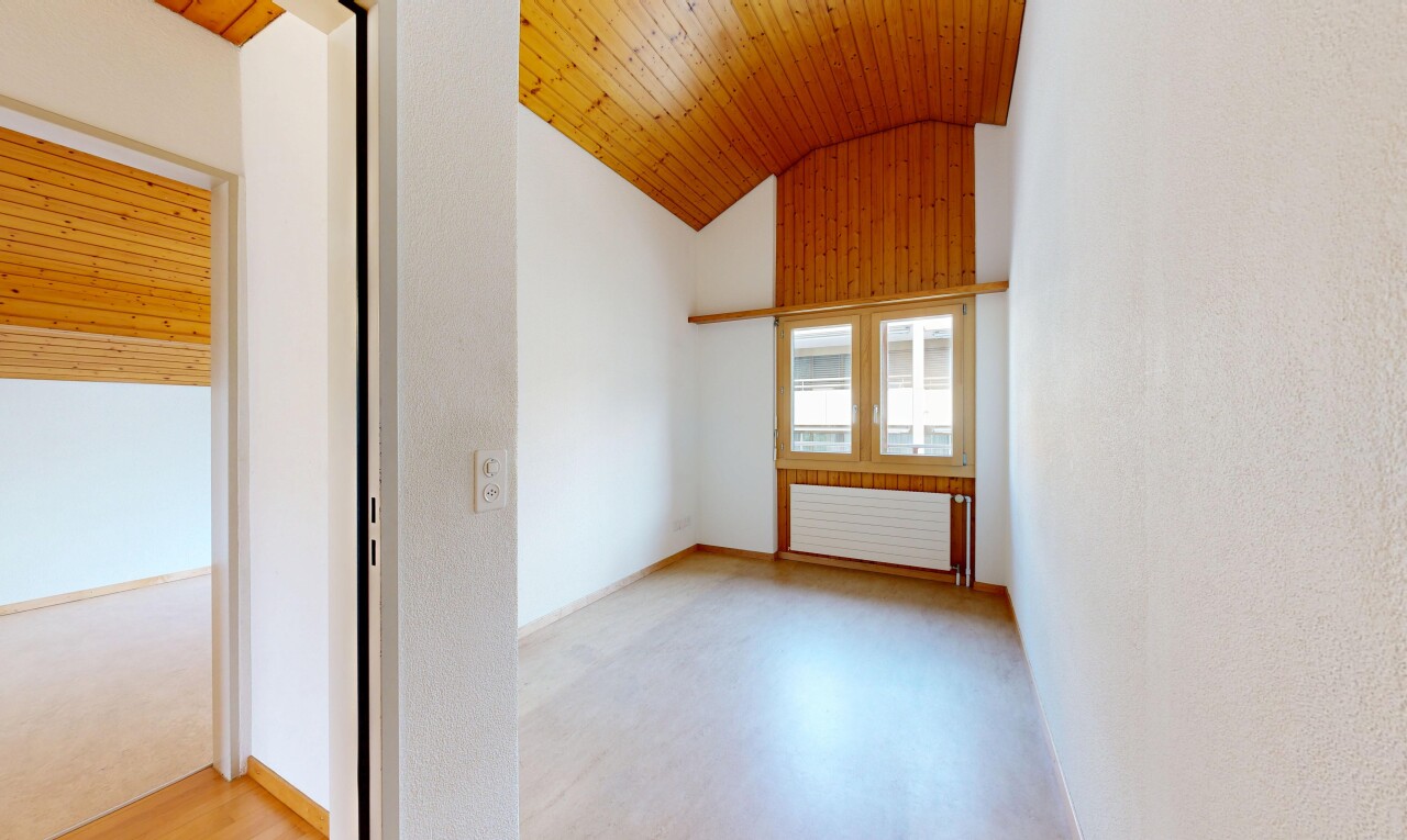 leerer raum mit vaulted ceiling, dachschräge, high end ceiling, wood ceiling, und holzdecke