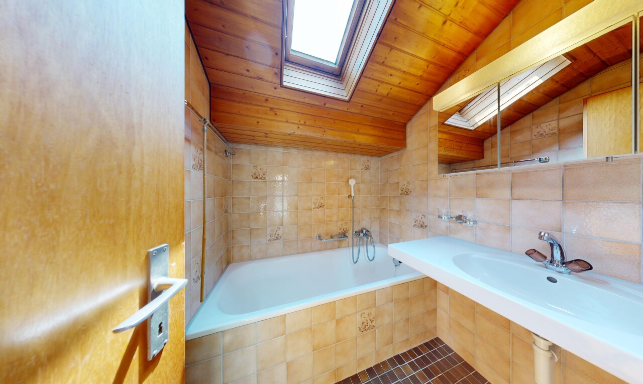 bad mit tile wall, fliesenwand, komplettes badezimmer, bad, und wood ceiling