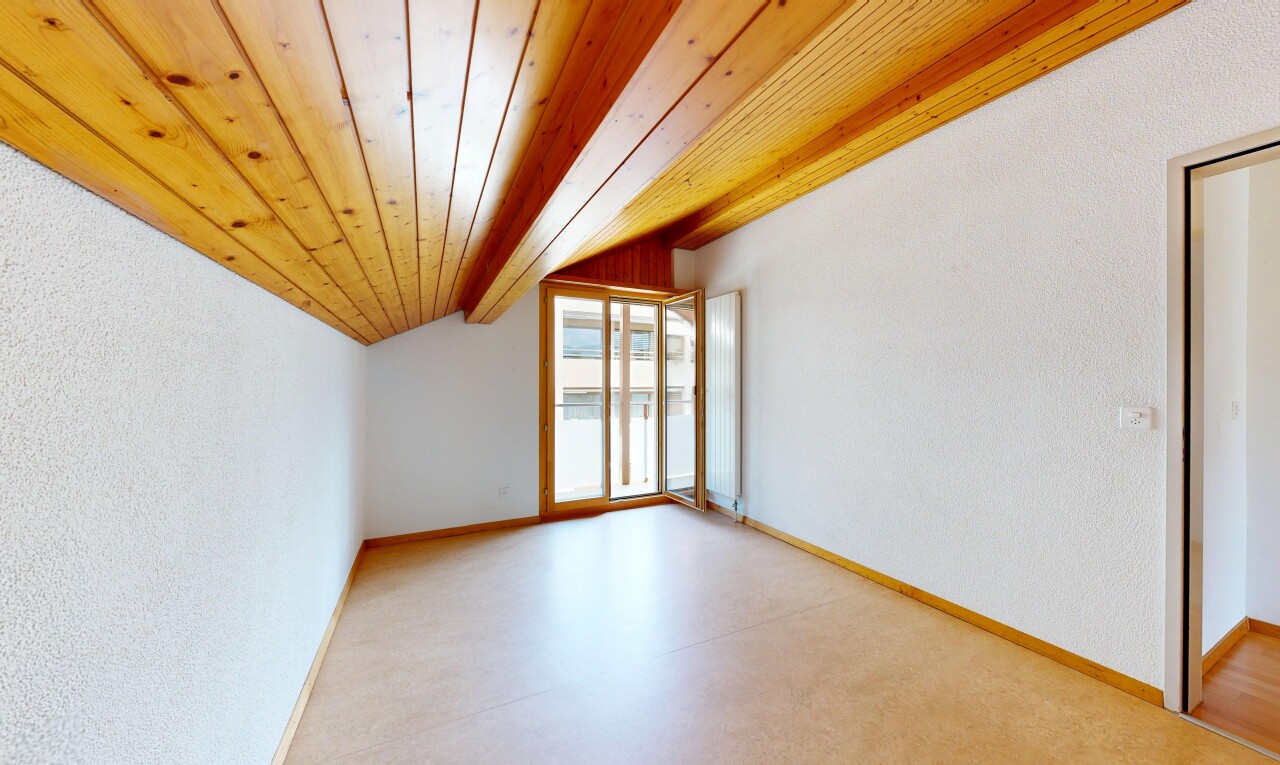leerer raum mit high end ceiling, wood ceiling, holzdecke, vaulted ceiling, und dachschräge