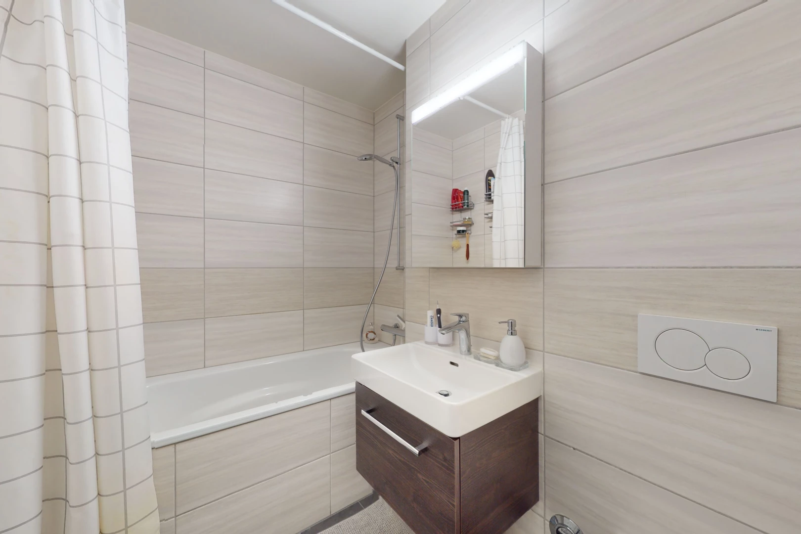 salle de bains avec rideau de douche, miroir, vasque, meuble-lavabo, et bain-douche