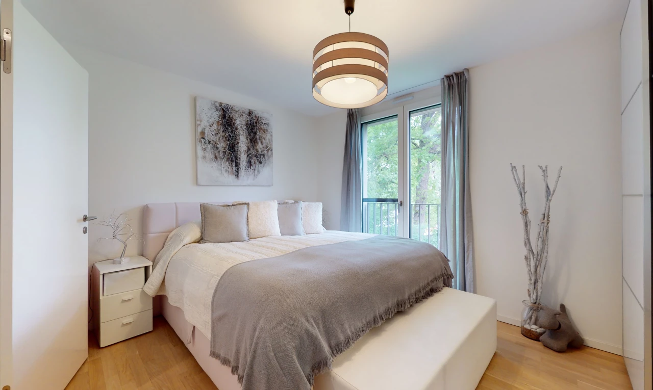 chambre à coucher avec lumière naturelle et parquet