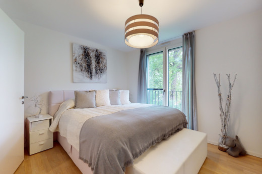 hartholzbodenschlafzimmer mit natürlichem licht