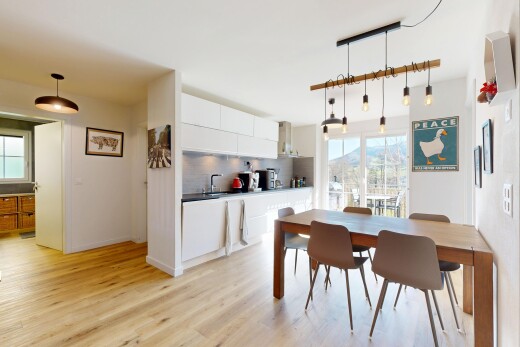 esszimmer mit natürliches licht, waschbecken, holzfußboden, und gipskartonwand