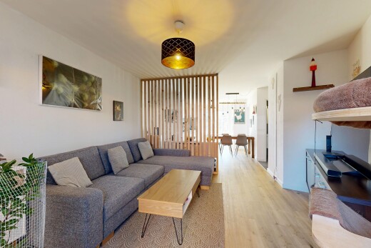 wohnzimmer mit holzfußboden und gipskartonwand