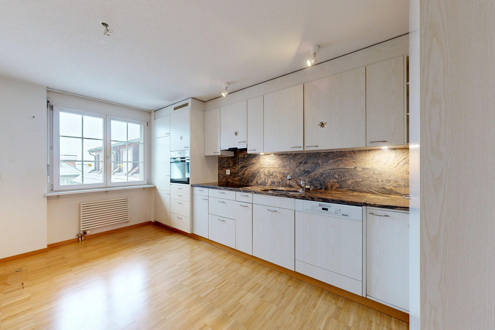 cuisine avec lumière naturelle, natural light, cloison sèche, drywall, et lave-vaisselle