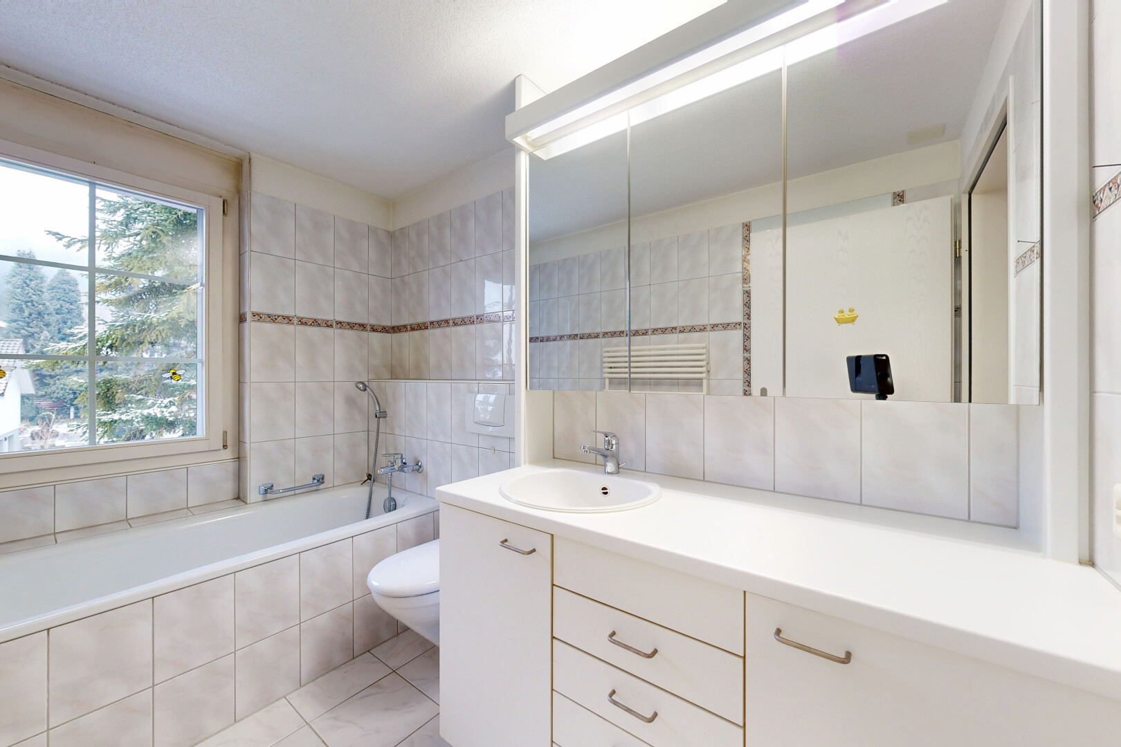salle de bains avec salle de bain complète, bain, mur en carrelage, tile wall, et toilette