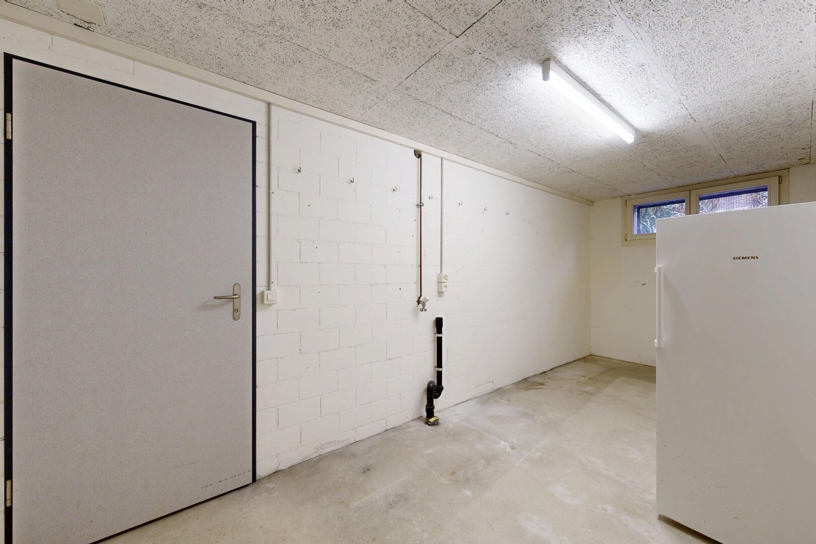 pièce vide avec plafond bas, low ceiling, sol en béton, concrete floor, et inside property
