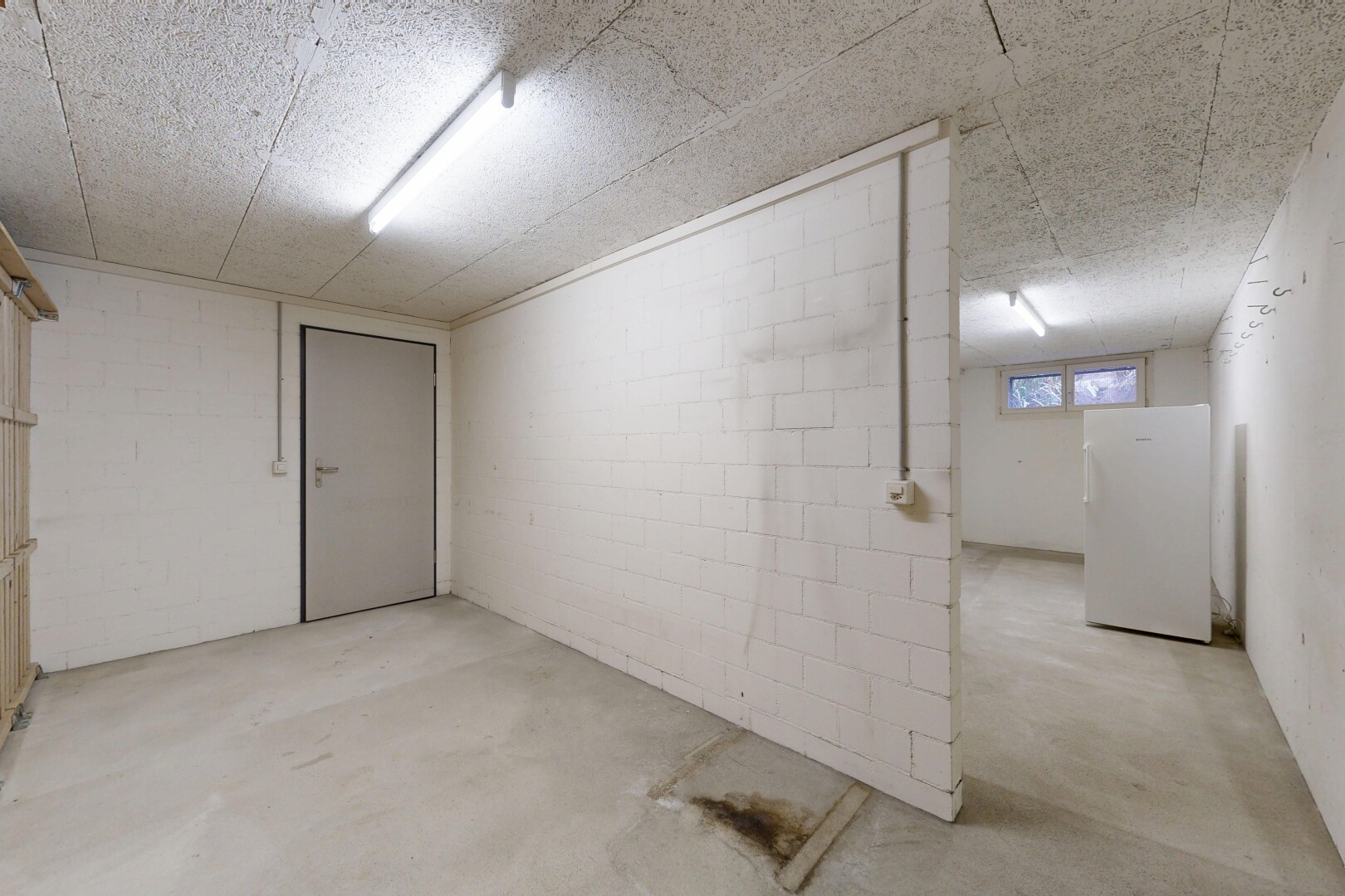 pièce vide avec inside property, sol en béton, concrete floor, plafond bas, et low ceiling