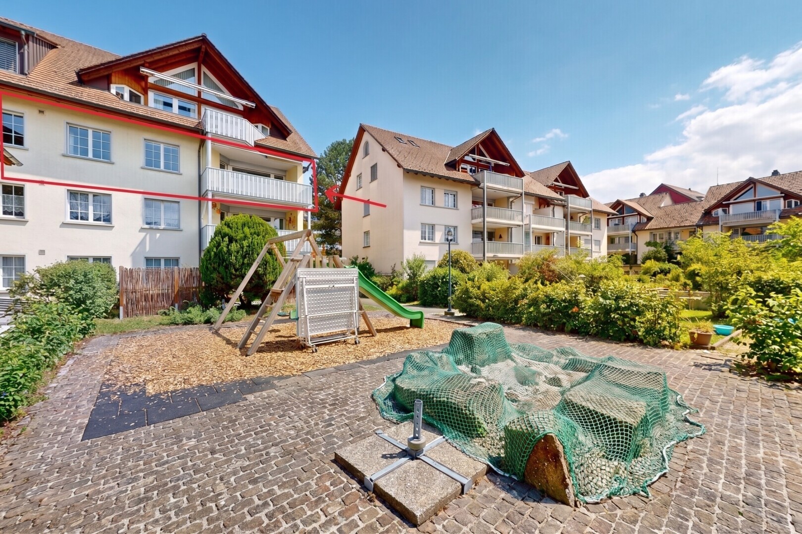 außenansicht mit from community, apartment complex view, spielplatz, day time, und dachgaube