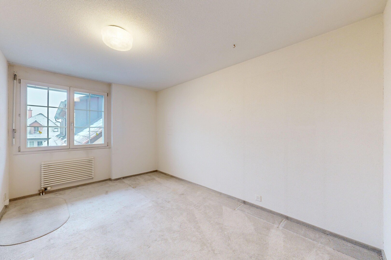 pièce vide avec lumière naturelle, natural light, cloison sèche, drywall, et radiateur