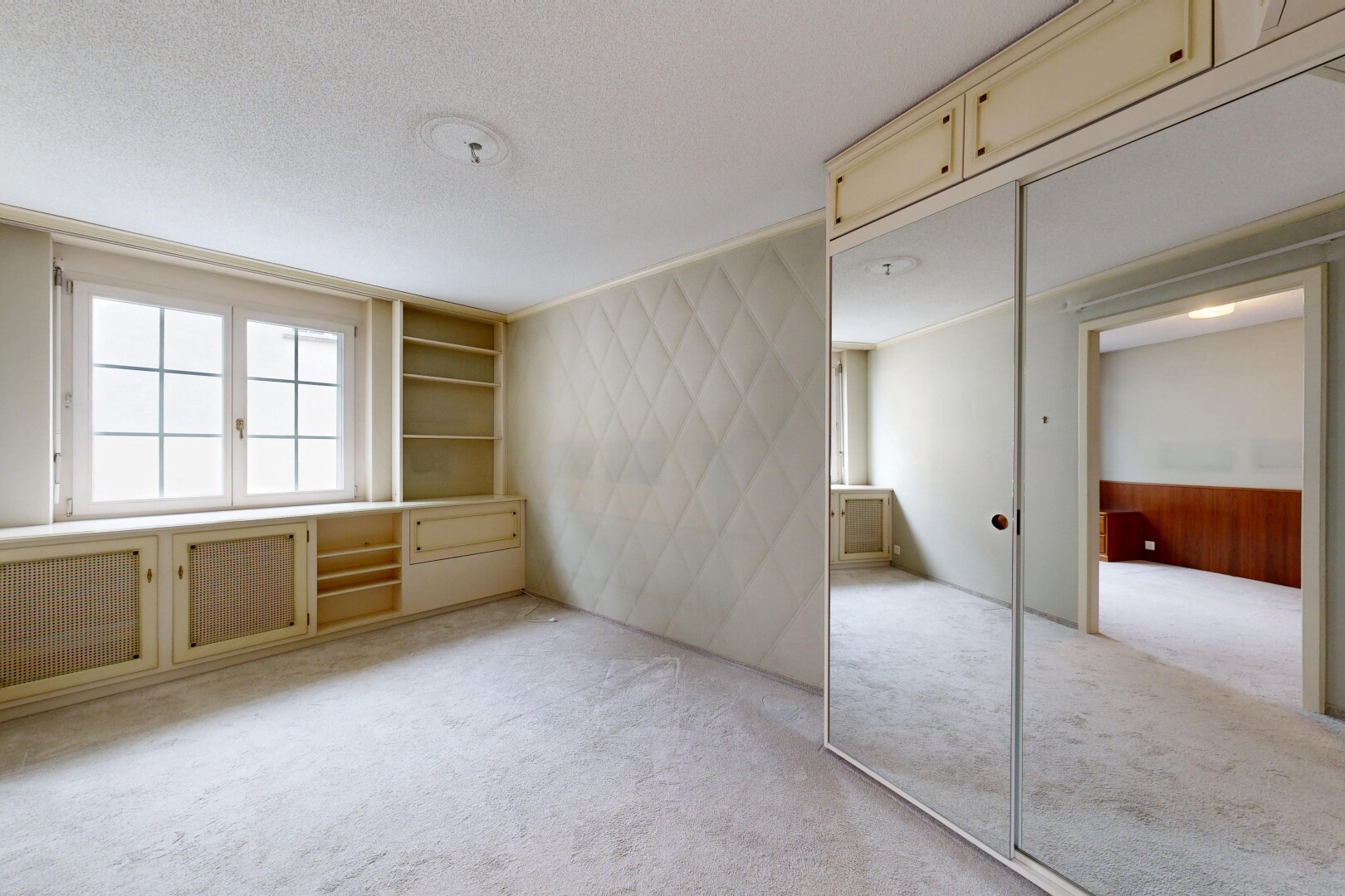 pièce vide avec lumière naturelle, natural light, inside property, plafond texturé, et textured ceiling