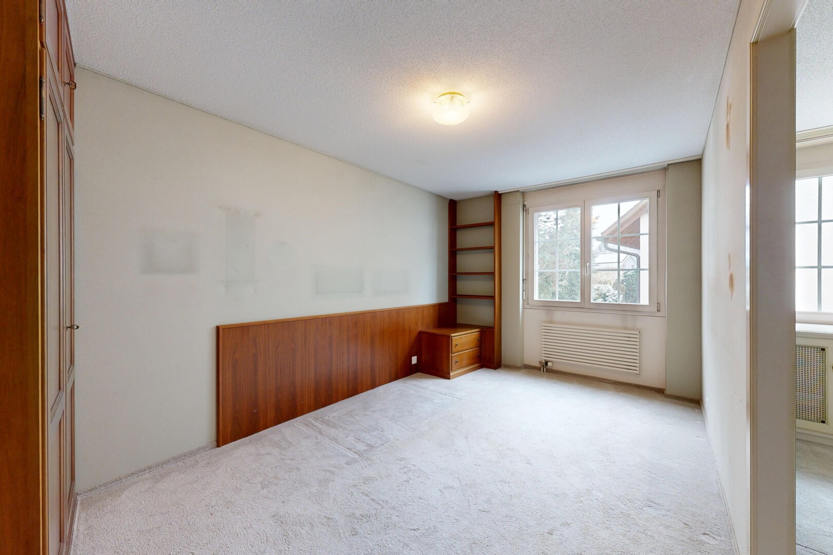 pièce vide avec inside property, cloison sèche, drywall, radiateur, et moquette