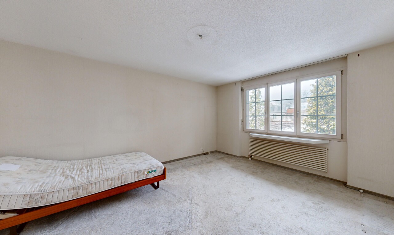 chambre avec cloison sèche, drywall, radiateur, moquette, et carpet