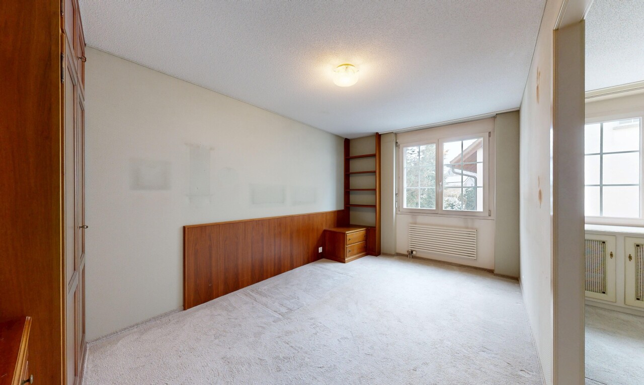 pièce vide avec inside property, cloison sèche, drywall, radiateur, et moquette
