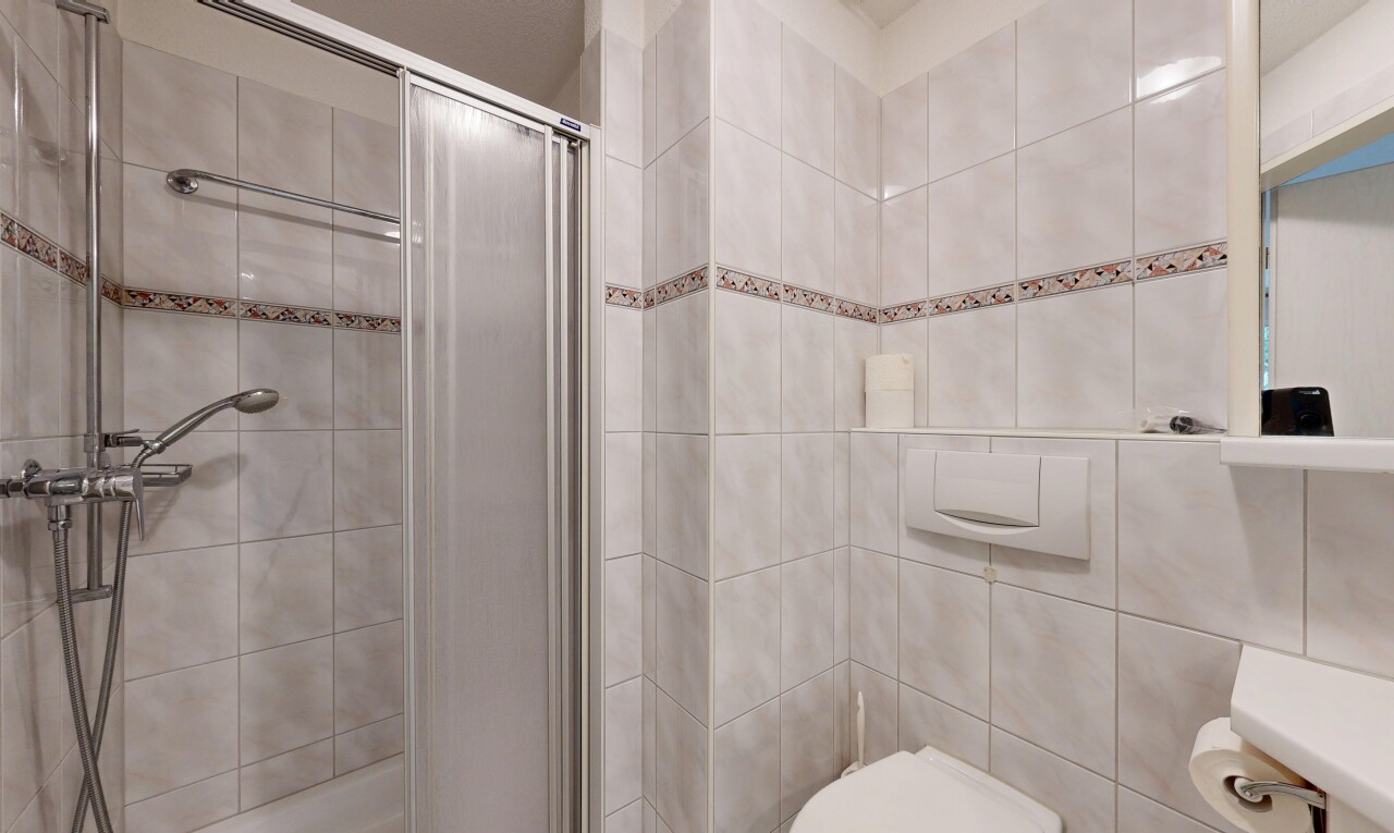 salle de bains avec salle de bain complète, douche, inside property, et toilette