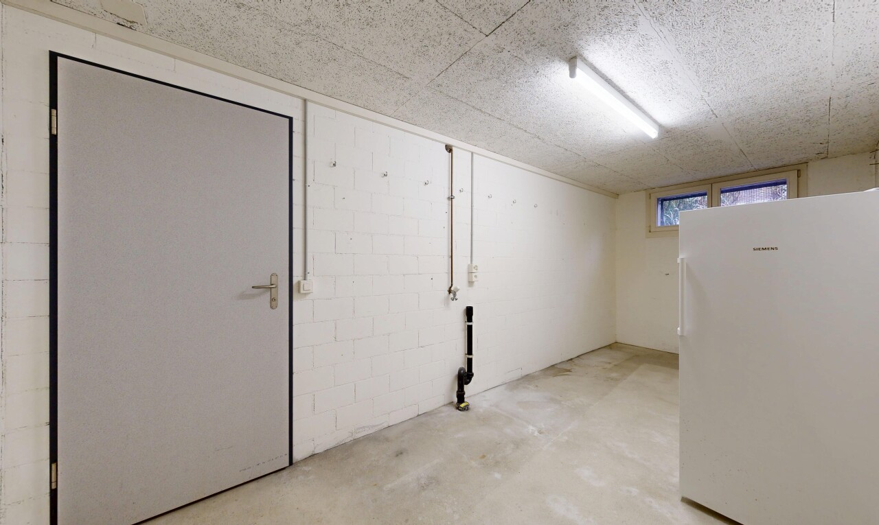 pièce vide avec plafond bas, low ceiling, sol en béton, concrete floor, et inside property