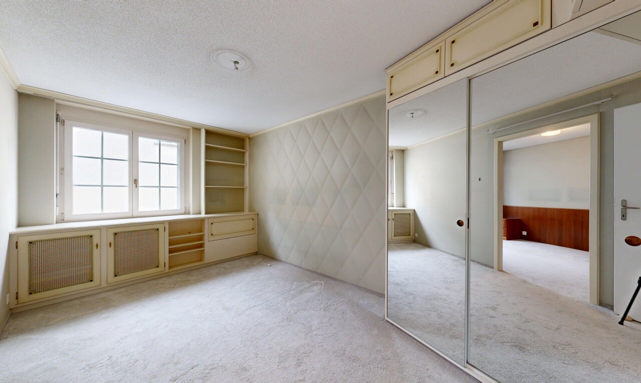 pièce vide avec lumière naturelle, natural light, inside property, plafond texturé, et textured ceiling