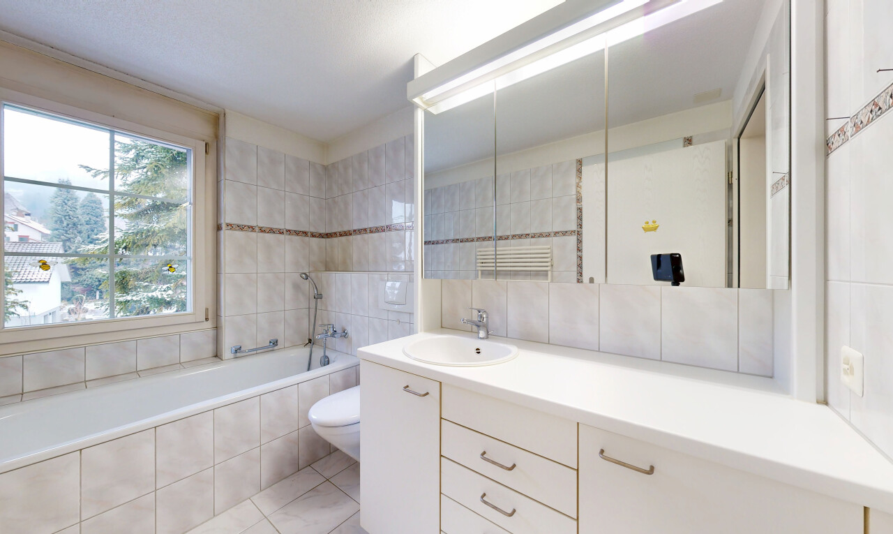 salle de bains avec salle de bain complète, bain, mur en carrelage, tile wall, et toilette
