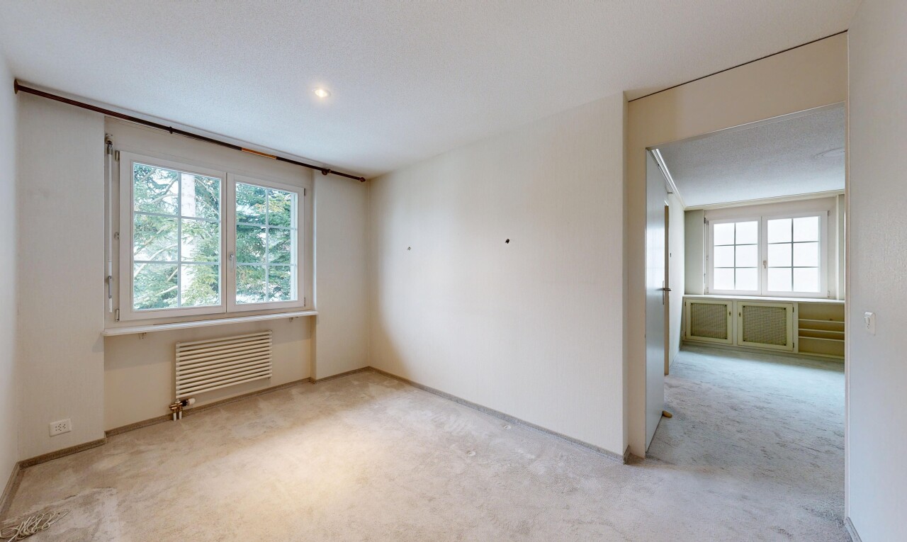 pièce vide avec radiateur, cloison sèche, drywall, inside property, et lumière naturelle