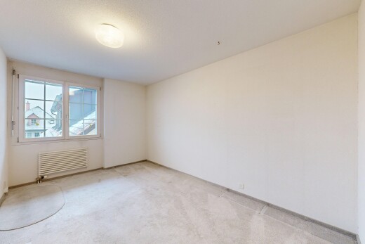pièce vide avec lumière naturelle, natural light, cloison sèche, drywall, et radiateur