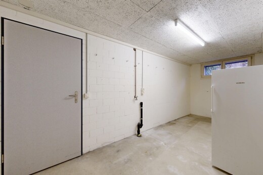 pièce vide avec plafond bas, low ceiling, sol en béton, concrete floor, et inside property