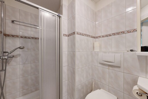 bad mit komplettes badezimmer, dusche, inside property, und toilette