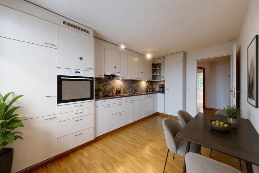 küche mit ofen, white cabinets, weiße schränke, light floor, und dark countertops