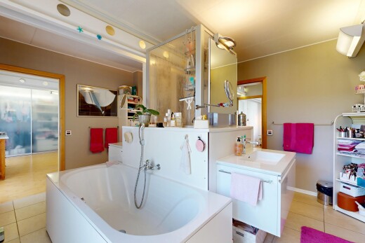 salle de bains avec salle de bain complète, bain, miroir, drywall, et cloison sèche