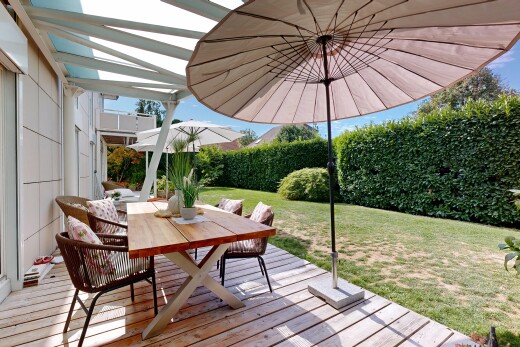 terrasse avec terrasse, coin repas extérieur, pelouse, from property, et day time