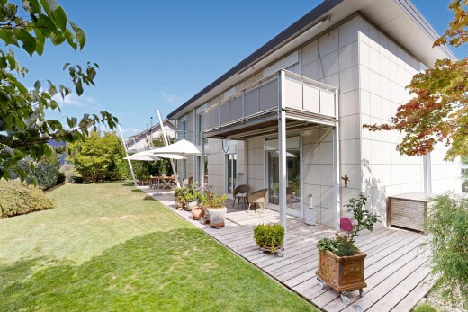 façade avec property visible, from property, balcon, pelouse, et terrasse