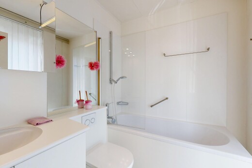 salle de bains avec salle de bain complète, douche-bain combinés, lavabo (ou coiffeuse selon le contexte), toilette, et inside property